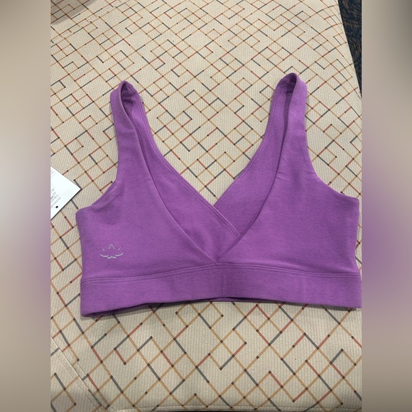 New with tags Beyond Yoga size small sports bra lilac color machine washable - Picture 3 of 4